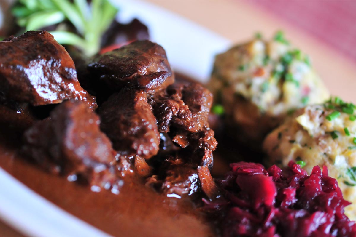 geisler alm kulinarik Knödel mit Gulasch